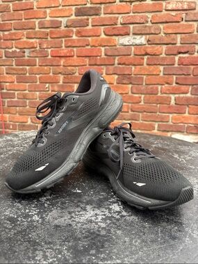 Brooks Men’s Ghost Size 10.5 M (D) Black an gray Sneakers.
